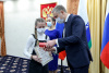 Юрий Бездудный вручил паспорта юным жителям НАО, достигшим 14-летнего возраста 