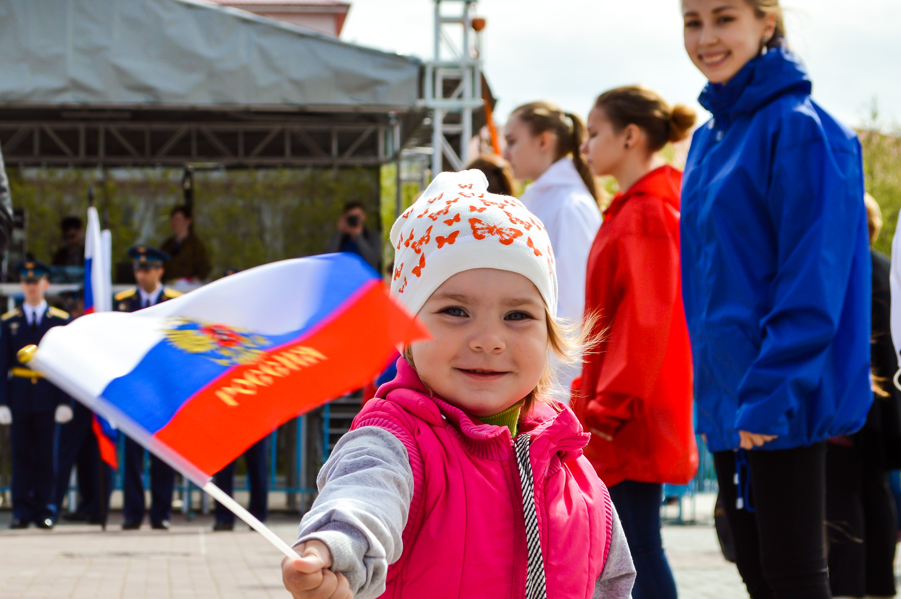 12 июня дети. Дети с российским флагом. День России для детей. Флаг России для детей. Дети с флажками России.